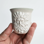 Zeus Rölyefli El Yapımı Stoneware Fincan – Ada Çayı Yeşili İç Kaplama – 175 ml