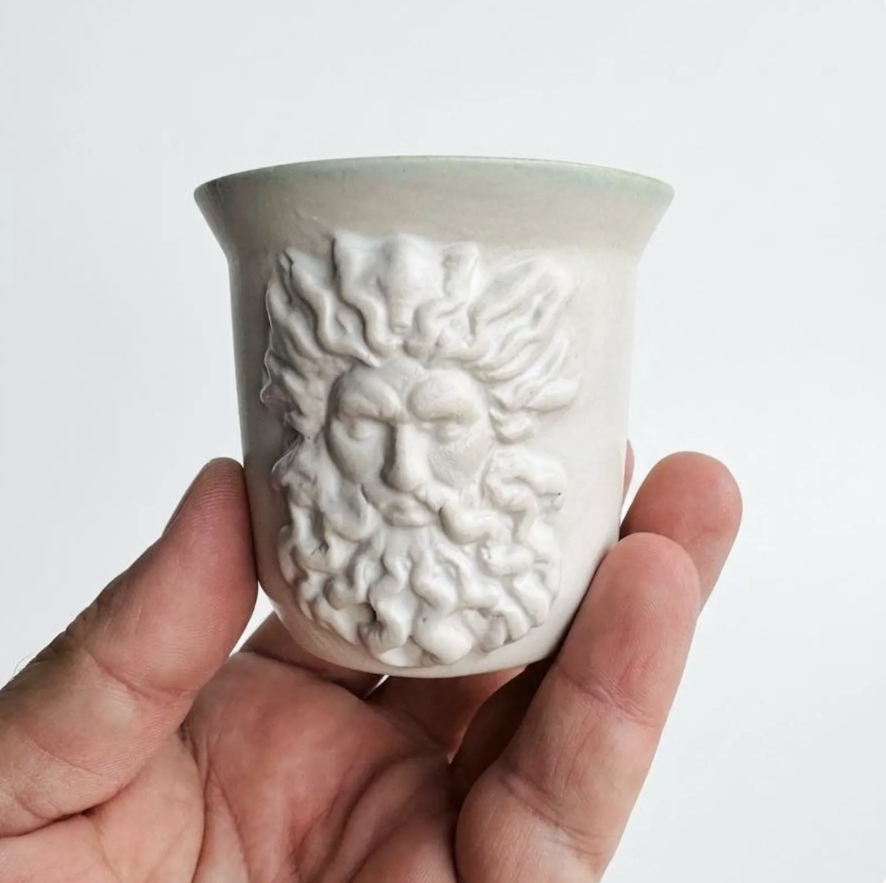 Ekran Resmi 2026-09-13 14.25.30 Zeus Rölyefli El Yapımı Stoneware Fincan – Ada Çayı Yeşili İç Kaplama – 175 ml - Görsel 1