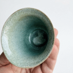 Zeus Rölyefli El Yapımı Stoneware Fincan – Ada Çayı Yeşili İç Kaplama – 175 ml - Görsel 2