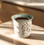 Zeus Rölyefli El Yapımı Stoneware Fincan – Ada Çayı Yeşili İç Kaplama – 175 ml - Görsel 3