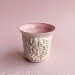 Medusa Kabartmalı El Yapımı Stoneware Fincan – Pembe İç Yüzeyli – Yunan Mitolojisi Kahve Kupası 175 ml