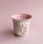 Medusa Kabartmalı El Yapımı Stoneware Fincan – Pembe İç Yüzeyli – Yunan Mitolojisi Kahve Kupası 175 ml