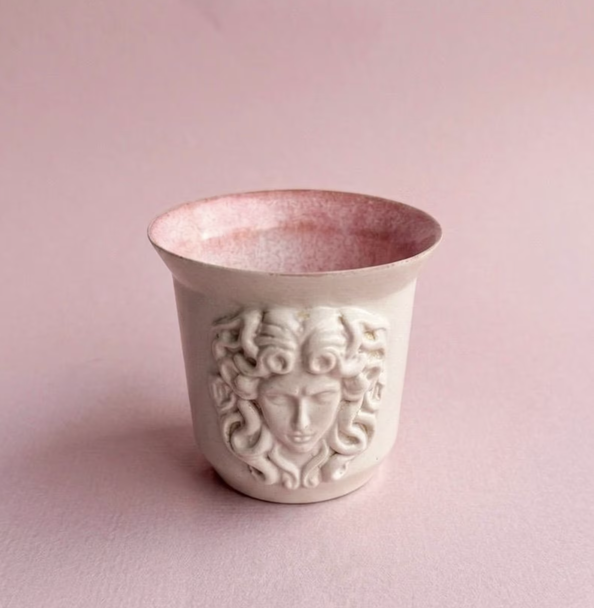 Medusa Porcelain Cup Medusa Kabartmalı El Yapımı Stoneware Fincan – Pembe İç Yüzeyli – Yunan Mitolojisi Kahve Kupası 175 ml - Görsel 1