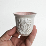 Medusa Kabartmalı El Yapımı Stoneware Fincan – Pembe İç Yüzeyli – Yunan Mitolojisi Kahve Kupası 175 ml - Görsel 10
