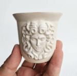 Medusa Kabartmalı El Yapımı Stoneware Fincan – Pembe İç Yüzeyli – Yunan Mitolojisi Kahve Kupası 175 ml - Görsel 4