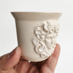 Medusa Kabartmalı El Yapımı Stoneware Fincan – Pembe İç Yüzeyli – Yunan Mitolojisi Kahve Kupası 175 ml - Görsel 3