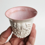 Medusa Kabartmalı El Yapımı Stoneware Fincan – Pembe İç Yüzeyli – Yunan Mitolojisi Kahve Kupası 175 ml - Görsel 2